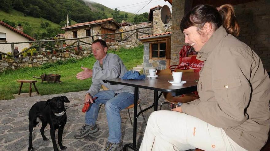 Turistas en Tuiza de Arriba, en la vertiente lenense del parque natural de Las Ubiñas-La Mesa.