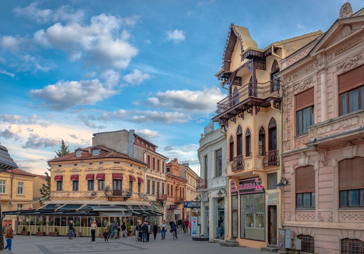 La plaza Magnolia se cruza con Shirok Sokak en Bitola, Macedonia del Norte