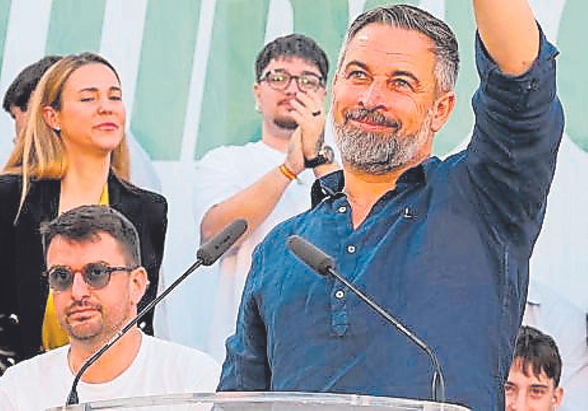 ABASCAL, EN EL FEUDO DEL PSOE A DAR LECCIONES DE HISTORIA | En Dos Hermanas, el líder de Vox ensalzó a los castellanos que echaron «a los moros» y apeló a una Andalucía «que no es la de Blas Infante». No faltaron aplausos, aunque no hubo abarrotamiento del espacio.