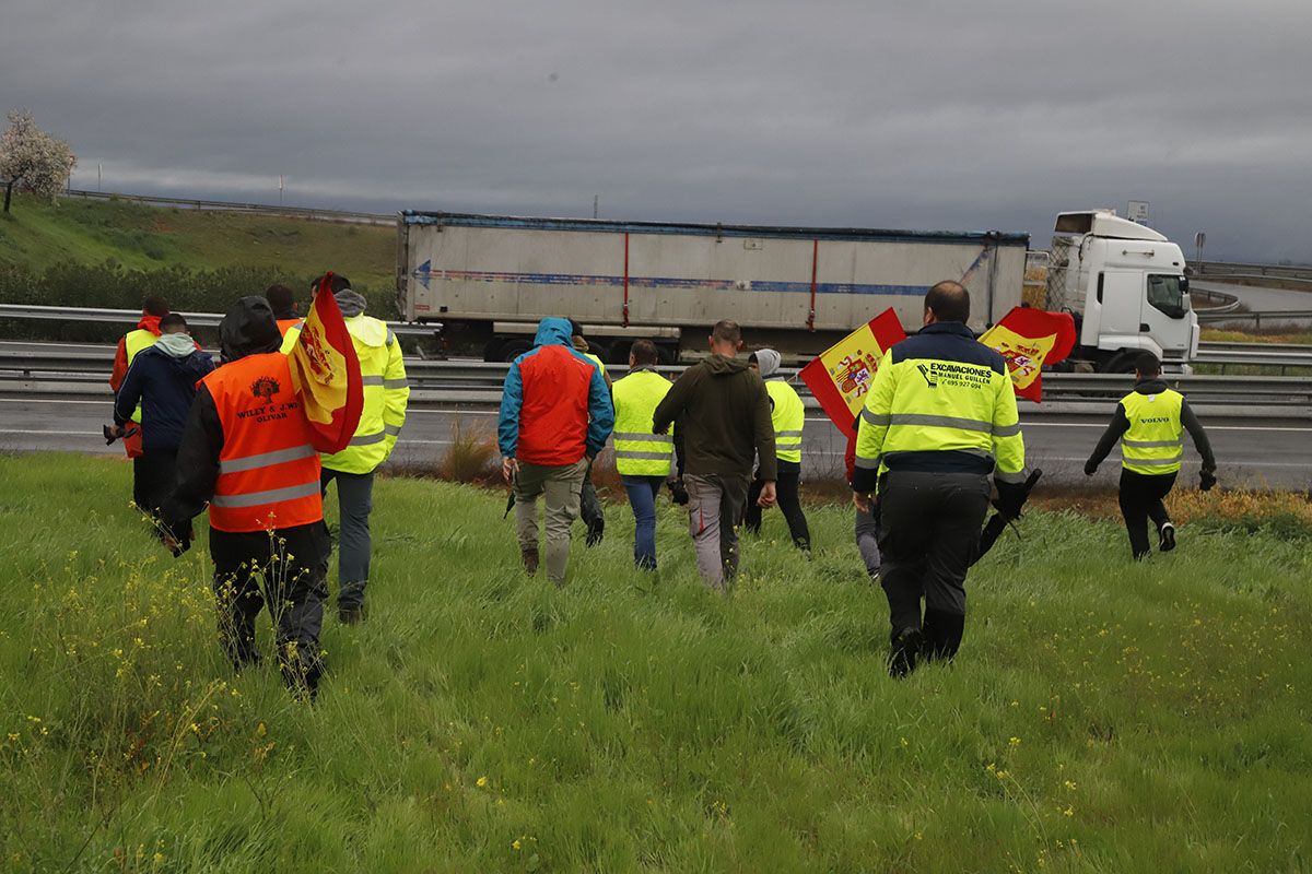 Los agricultores cortan la A-4 en La Carlota