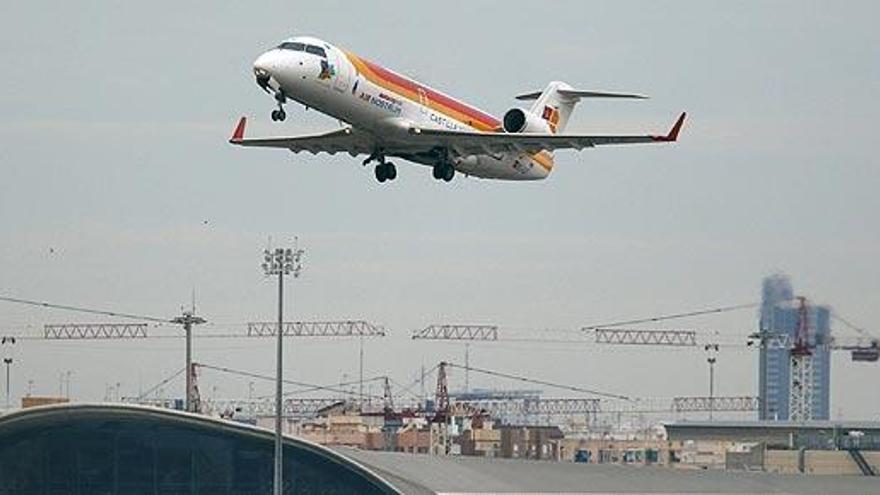 Un avión de Iberia, en pleno despegue.