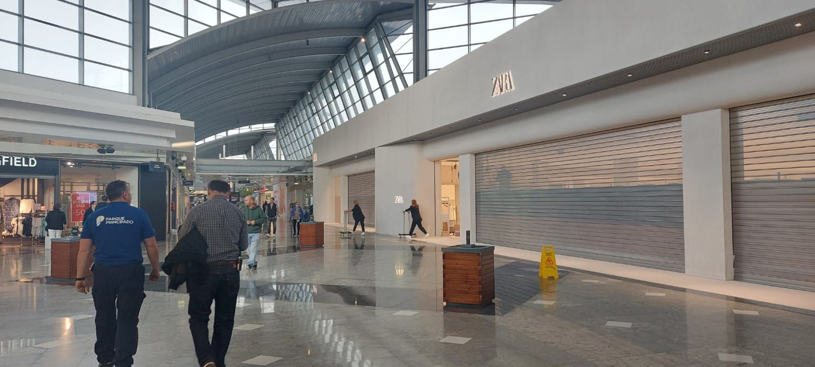 Así se ve ya la nueva tienda de Zara en Parque Principado, la mayor de Asturias y casi terminada