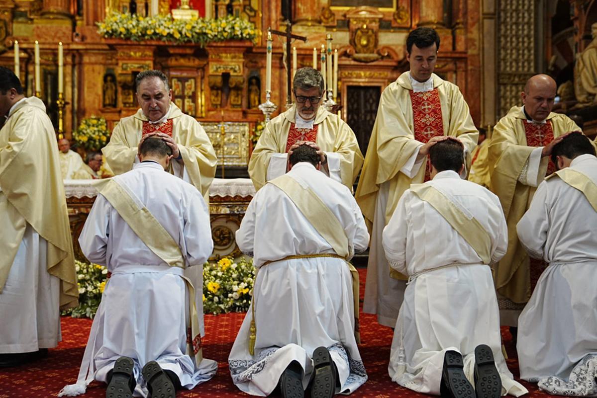 Momento de la ordenación de los nueve diáconos en la Mezquita-Catedral.