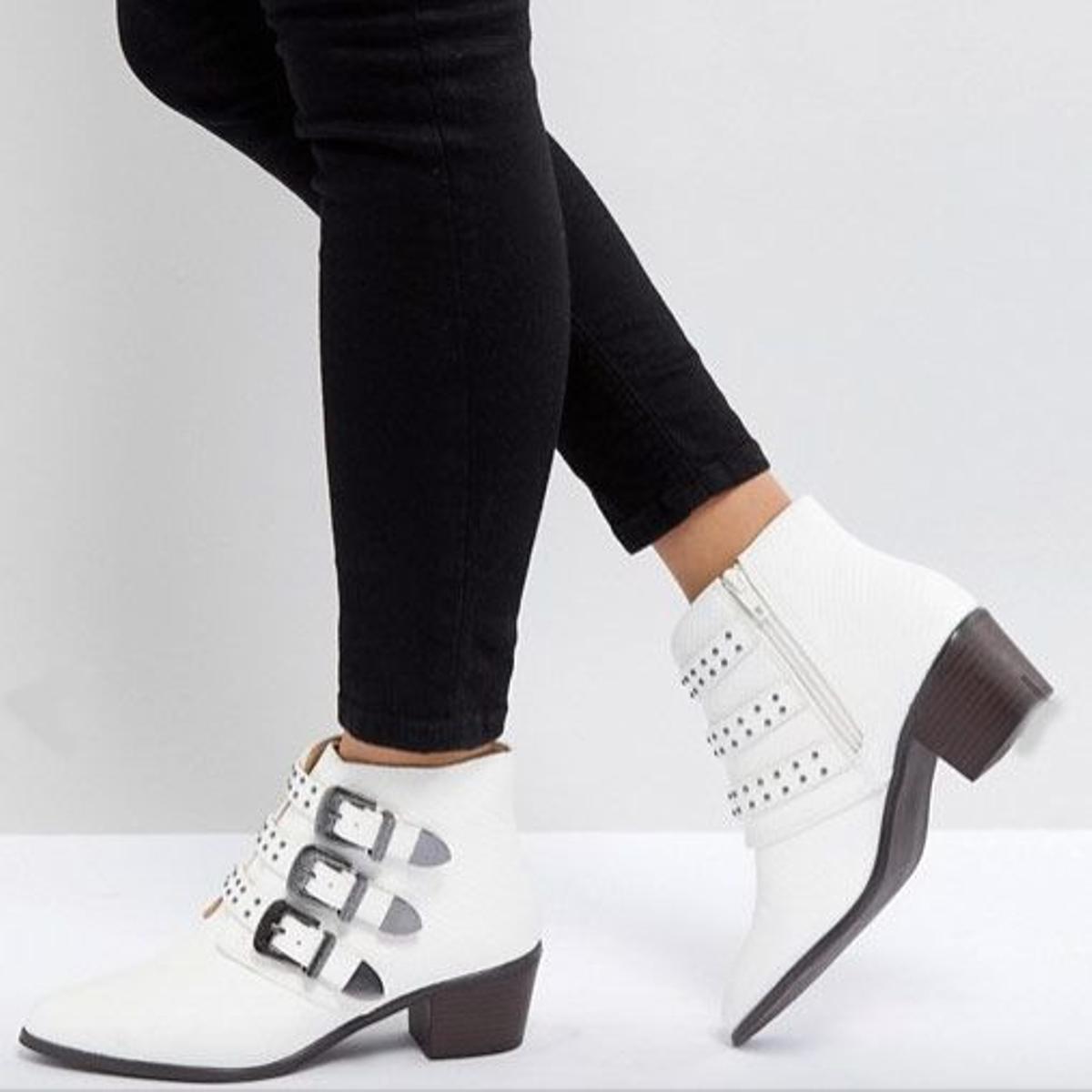 Botines con hebillas blancos de Miss Selfridge