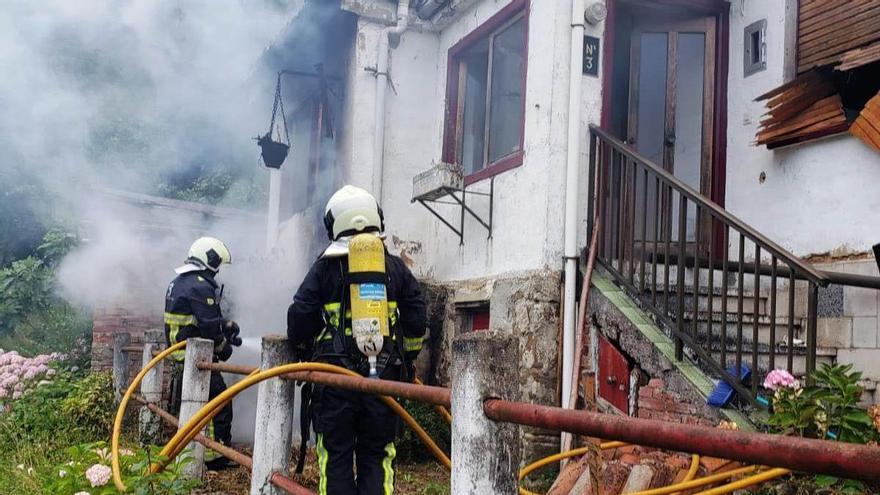 Alarma en el centro de Oyanco (Aller) por el incendio de una vivienda