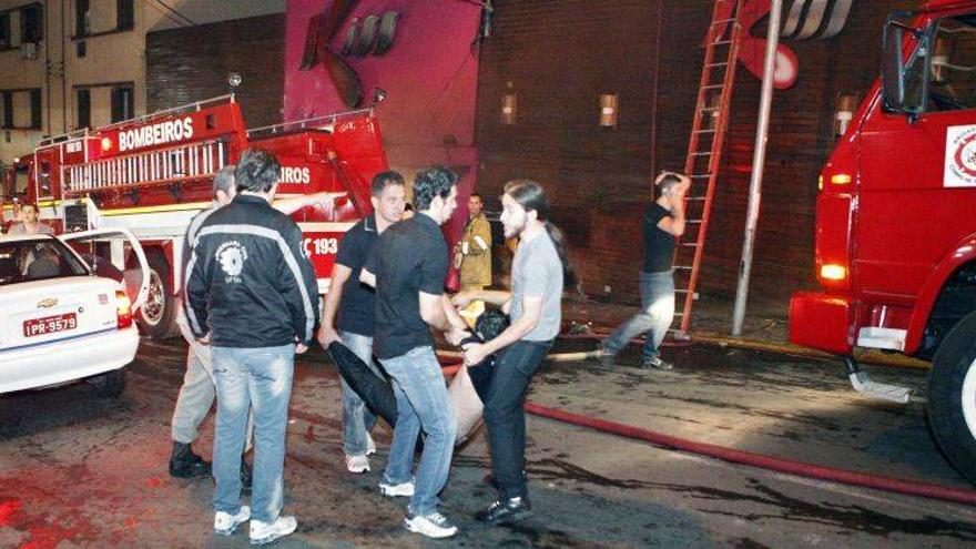 Los guardias de seguridad cerraron las puertas de la discoteca de Brasil