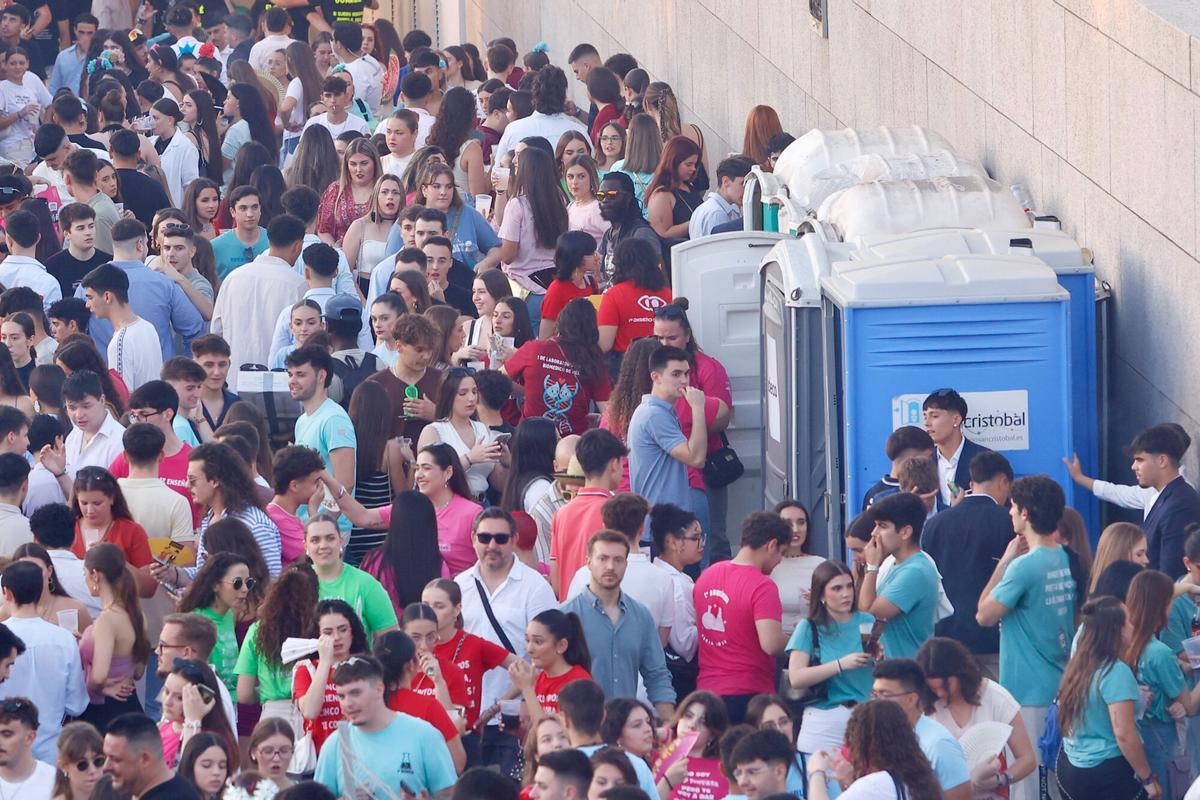 Feria de Nuestra Señora de la Salud 2025 Córdoba. Botellon en el balcon del guadalquivir