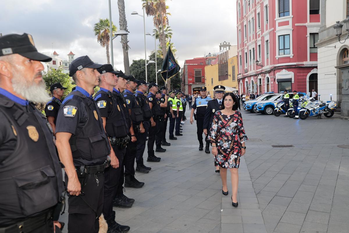 La alcaldesa, Carolina Darias, pasa revista antes del acto de Honores y Distinciones de la Policía.