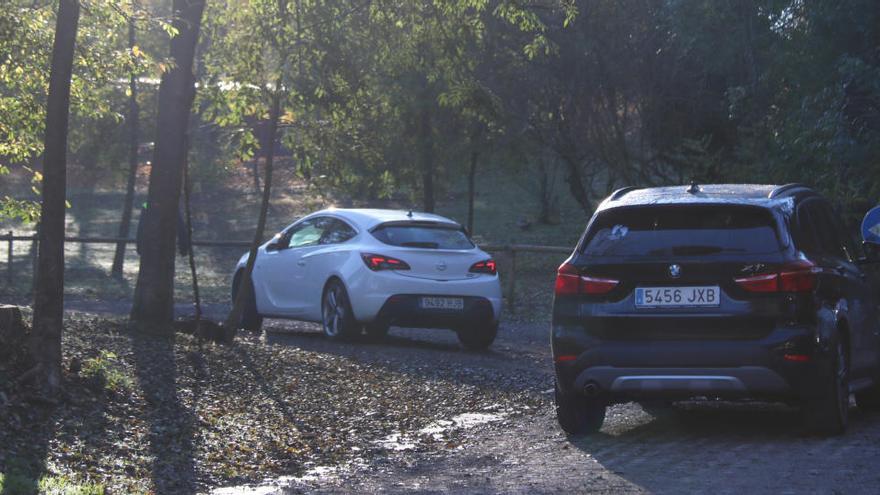 Vehicles aparcant a Can Serra a la Fageda d&#039;en Jordà, en una imatge d&#039;arxiu