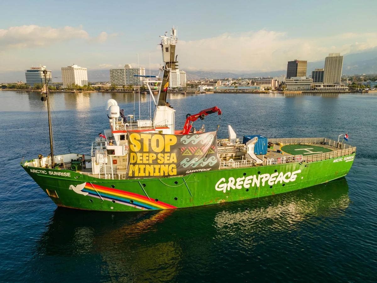 El 'Artic Sunrise' de Greenpeace protesta contra la minería submarina en Kingston (Jamaica).