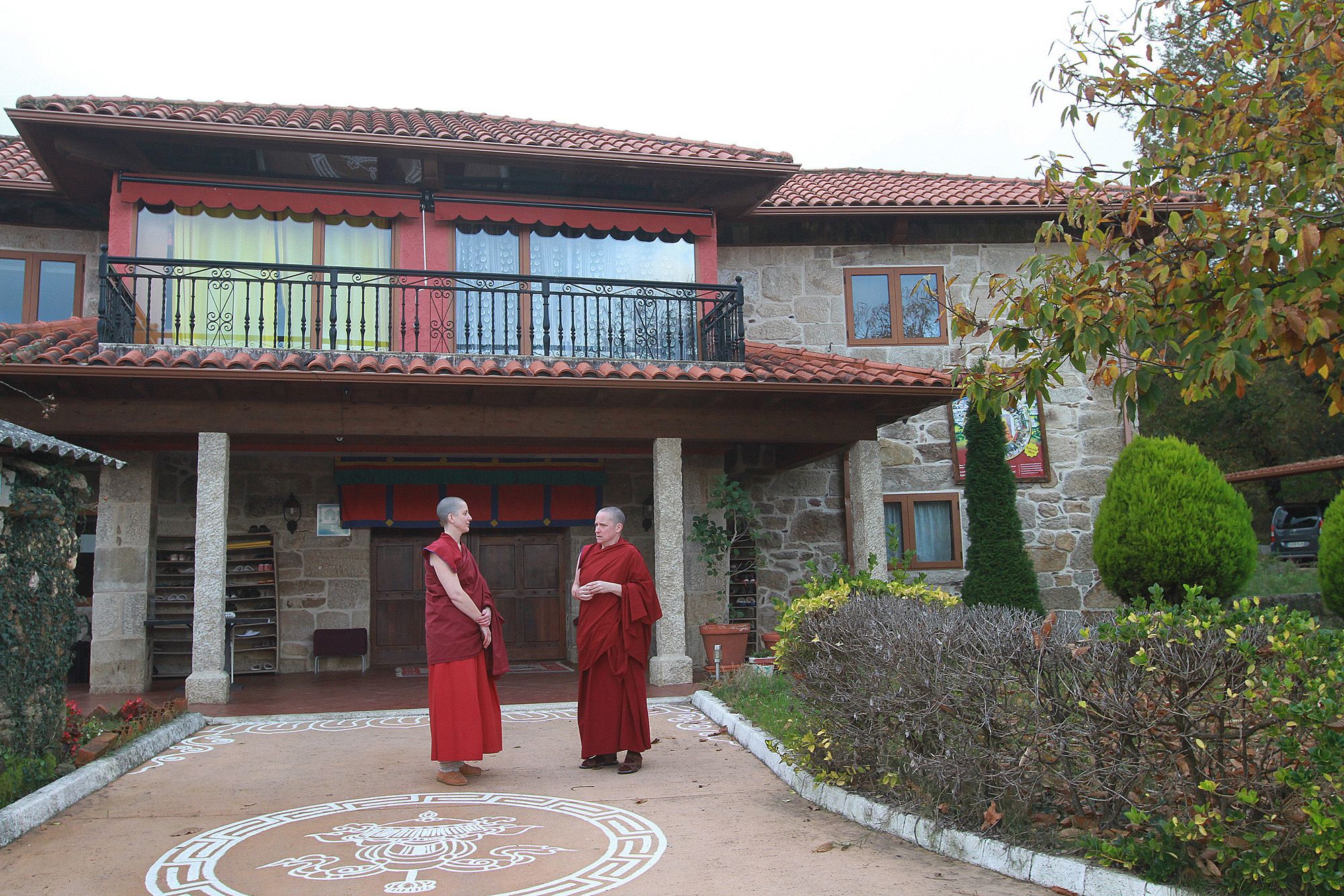 Tenzing Palmo, antes Maripaz González, y Tenzing Ngeyung (Berta Varela) en el monasterio budista de San Amaro.