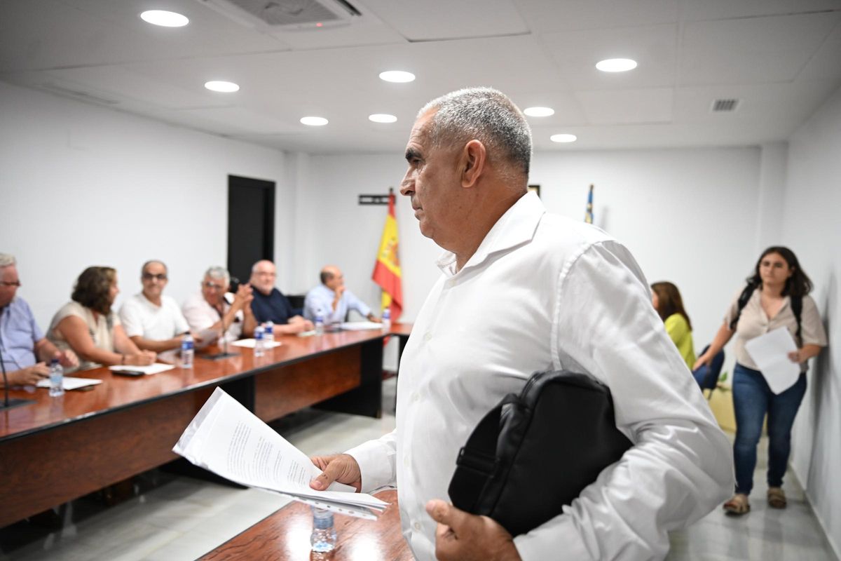 En primer término, José María Ballester, alcalde del PP de San Fulgencio, cuando el grupo abandonó la sesión