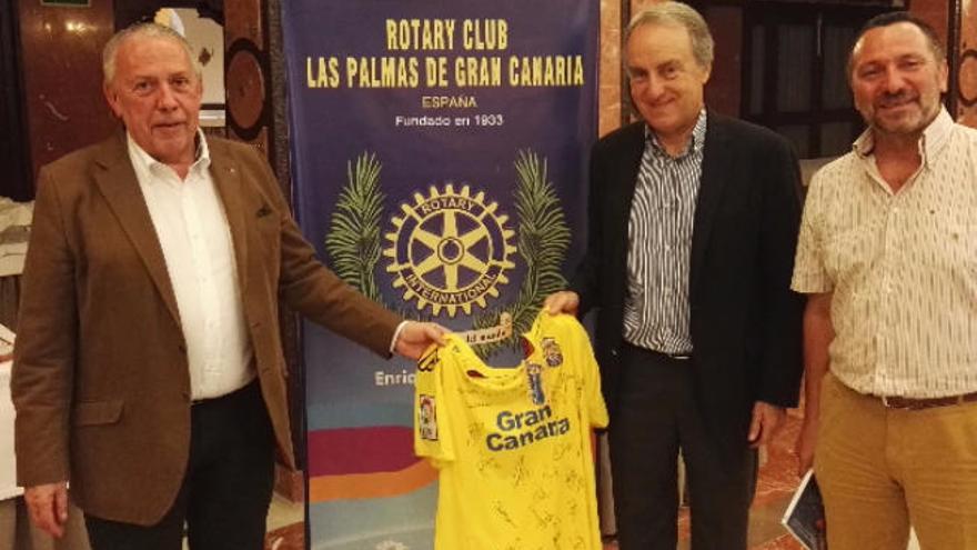 Álvaro Pérez dona una camiseta a Rotary Club