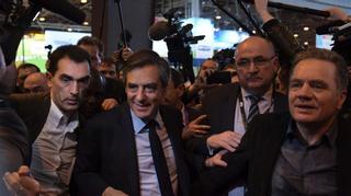 Fillon será imputado por los supuestos empleos ficticios de su esposa pero no retirará su candidatura