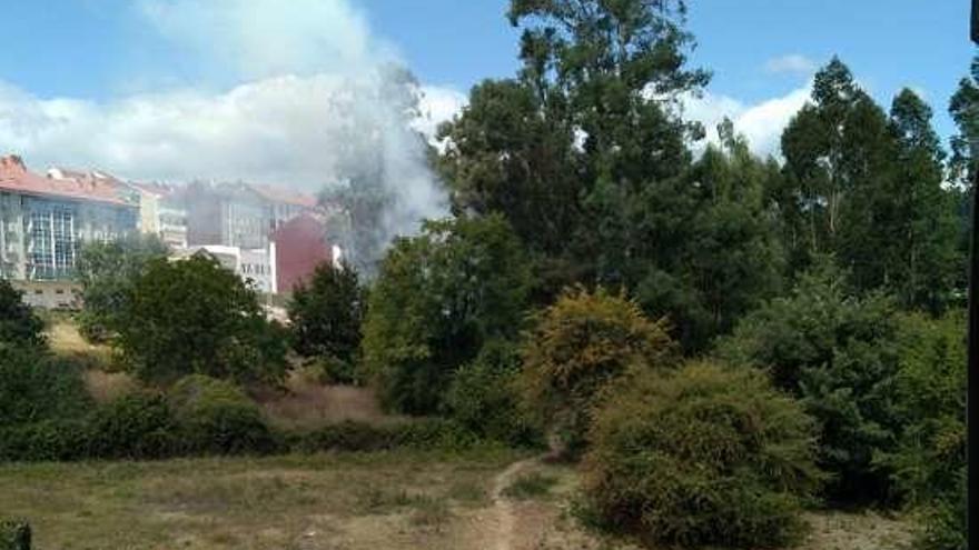 Fuego junto a la gasolinera del barrio de O Vinteún. // FdV