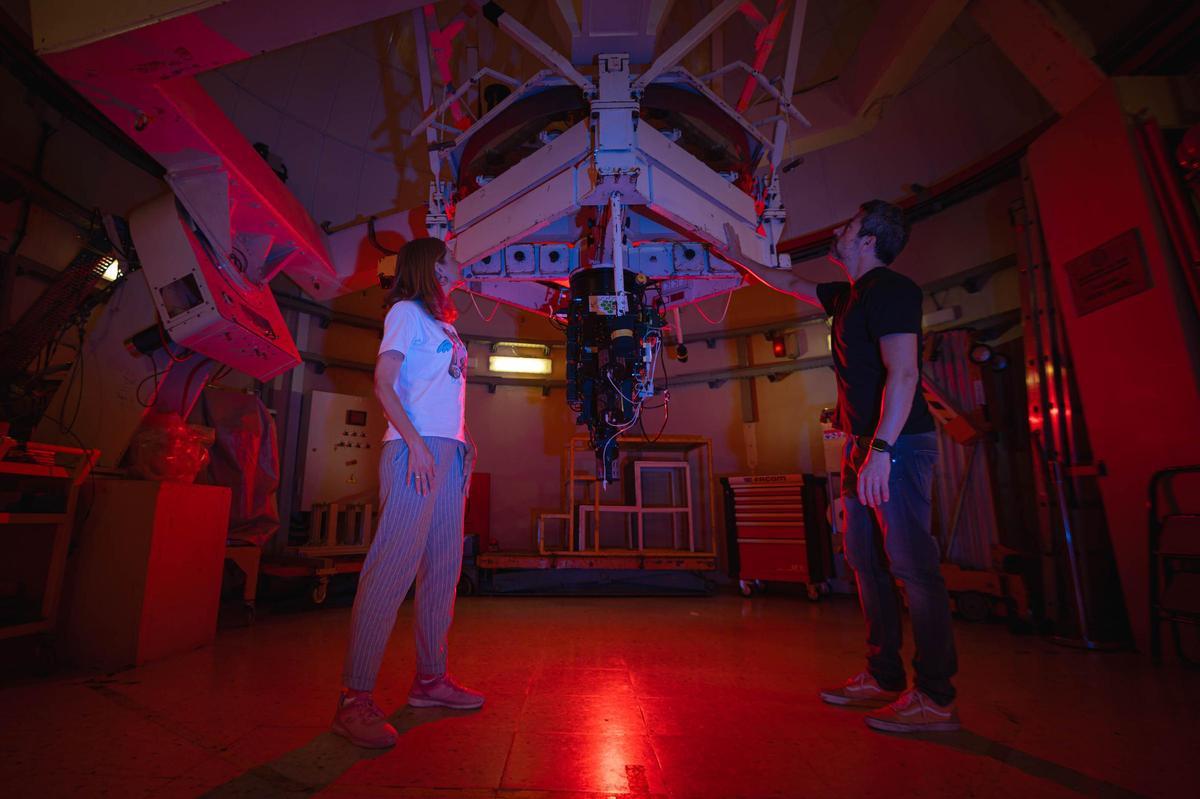 Los investigadores del IAC Cristina Ramos y Jonay González en el observatorio del Teide.