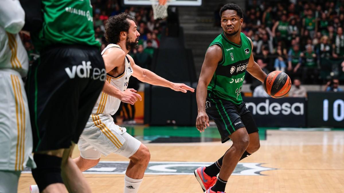 Andrés Feliz bota la pelota ante Sergio Llull durante el partido Joventut - Real Madrid