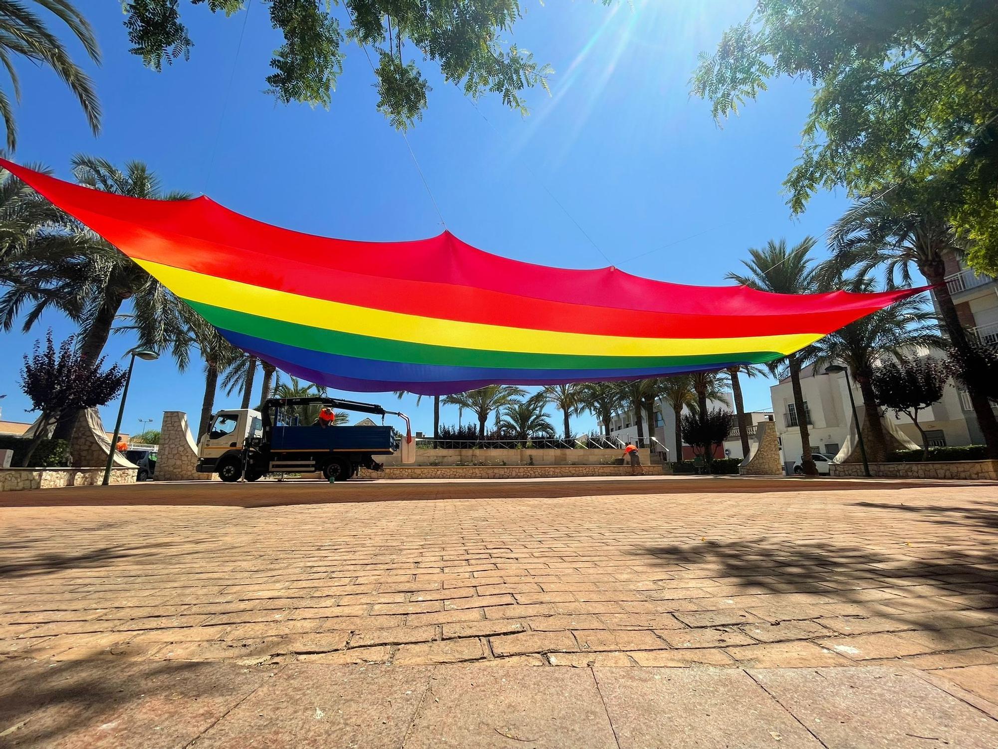 Una bandera LGTBIQ+ de 20 metros en Miramar