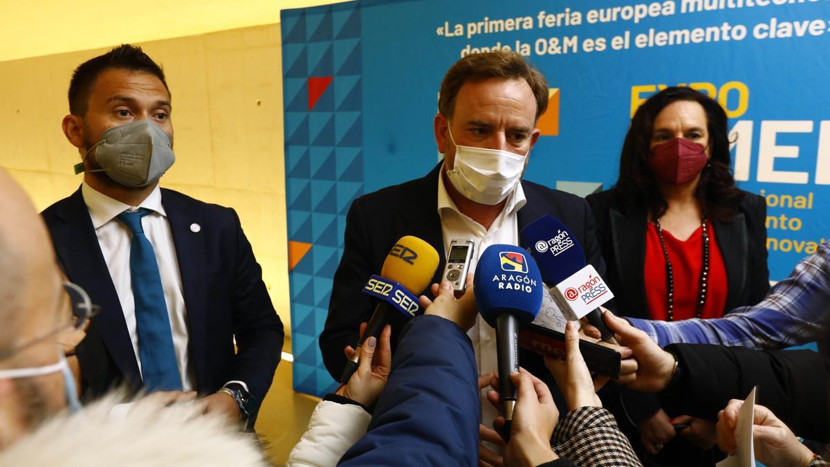 Jesús Alijarde, de la consultora Ibersyd, Pedro Machín, presidente del Clúster de Energía de Aragón (Clenar), María Blanca Simón, profesora de la Universidad de Zaragoza. este jueves en la feria Expofimer.