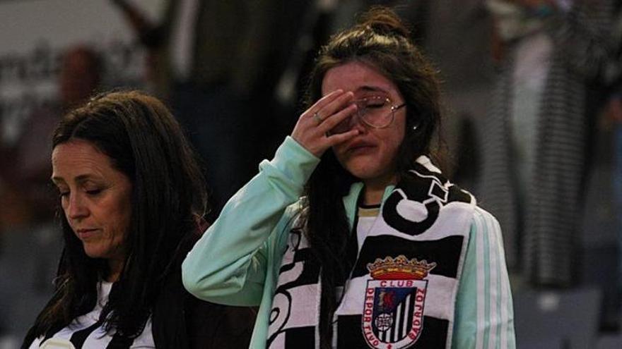 Una aficionada del Badajoz llora desconsolada tras el descenso