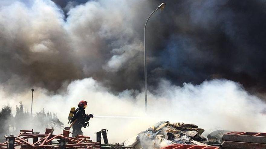 Evolución positiva del incendio en la planta de reciclaje de Almassora