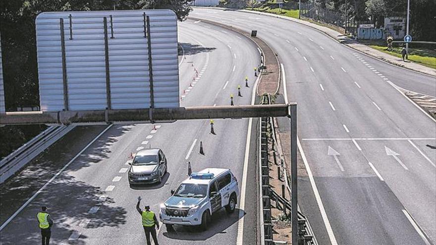 Guardias civiles en carretera con el covid-19: menos tráfico, más picaresca