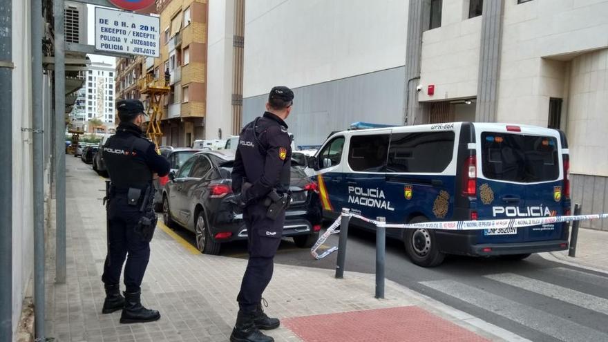 Agentes custodian a los detenidos en los juzgados de Sagunt.