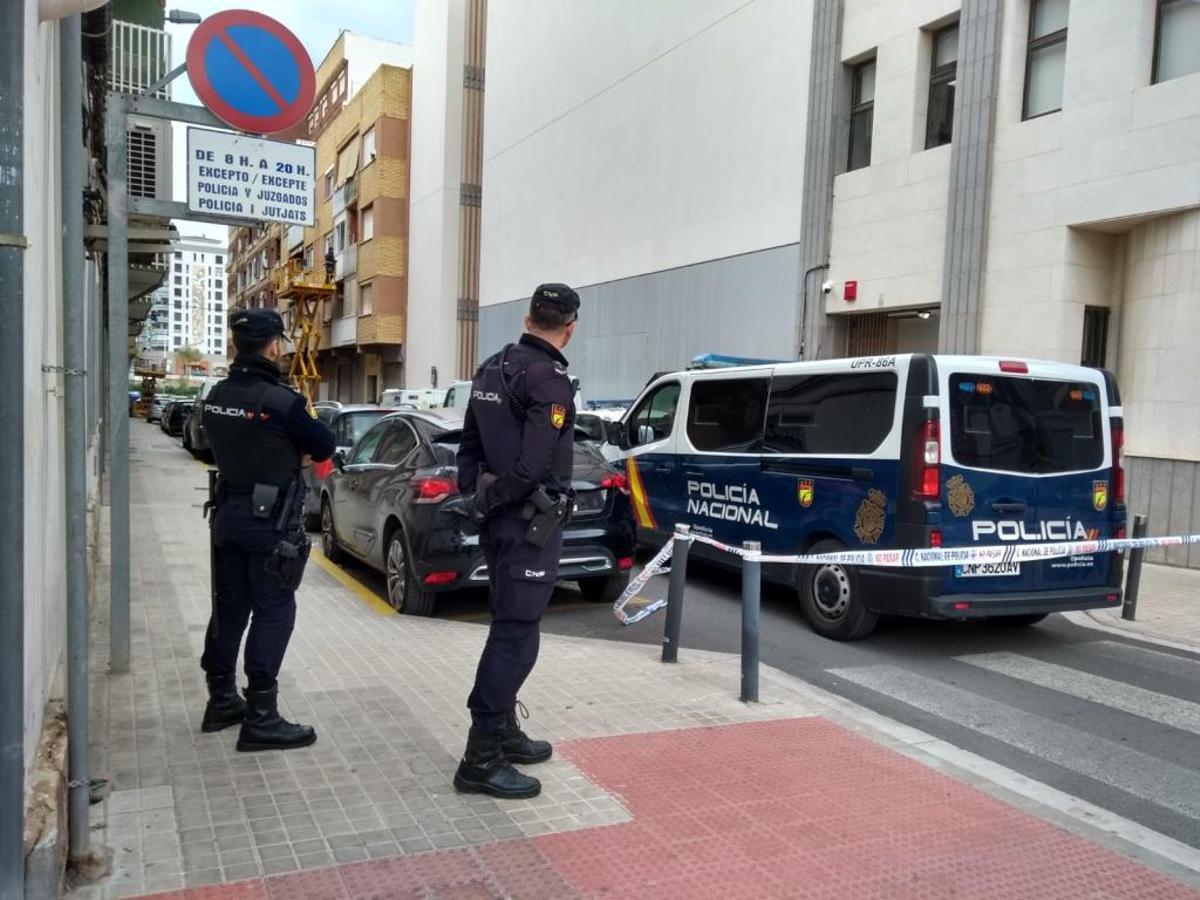 Agentes custodian a los detenidos en los juzgados de Sagunt.