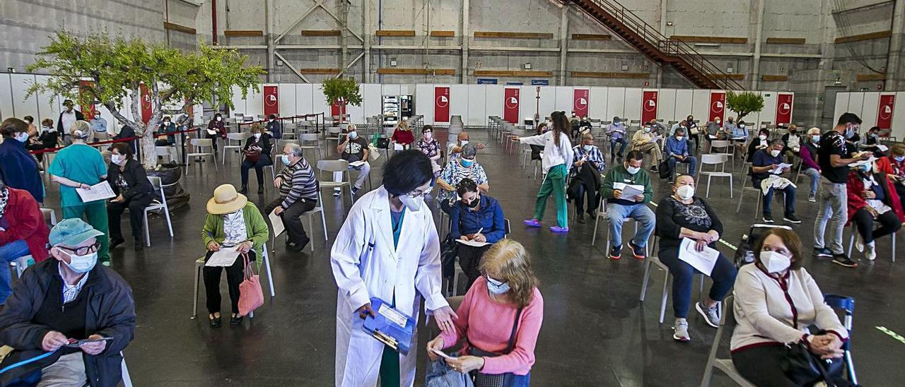 Pacientes, esperando tras la vacunación masiva en Ciudad de la Luz.