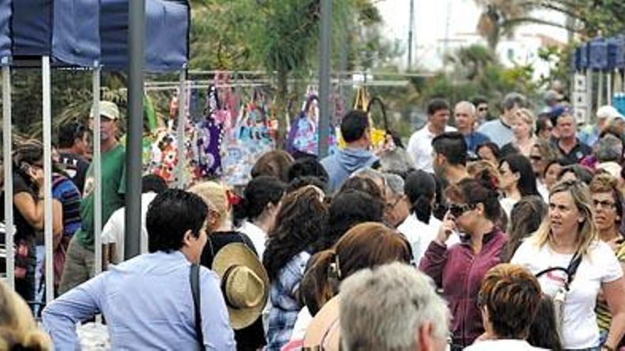 El Consejo Regulador de la Denominación de Origen de los Vinos de Lanzarote instaló una carpa para la degustación de los caldos de la tierra y el Ayuntamiento otra para enseñar la forma de amasar gofio.