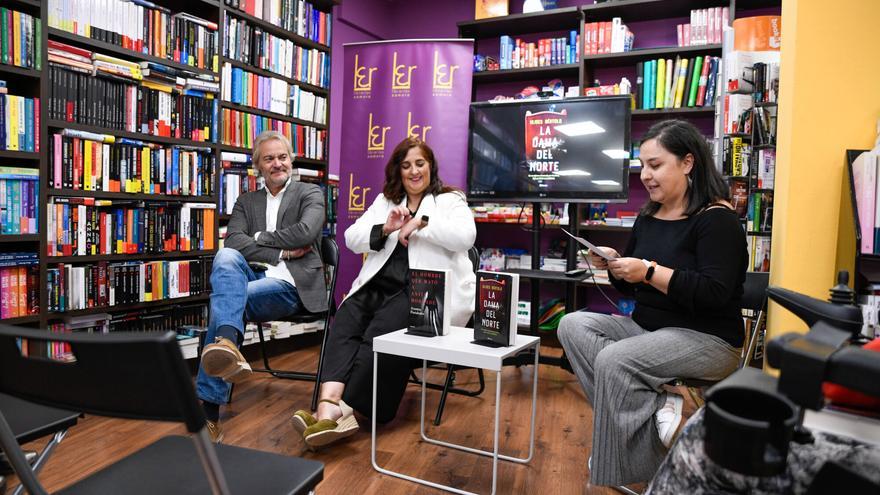 La escritora Arantza Portabales participa en un club de lectura en Zamora