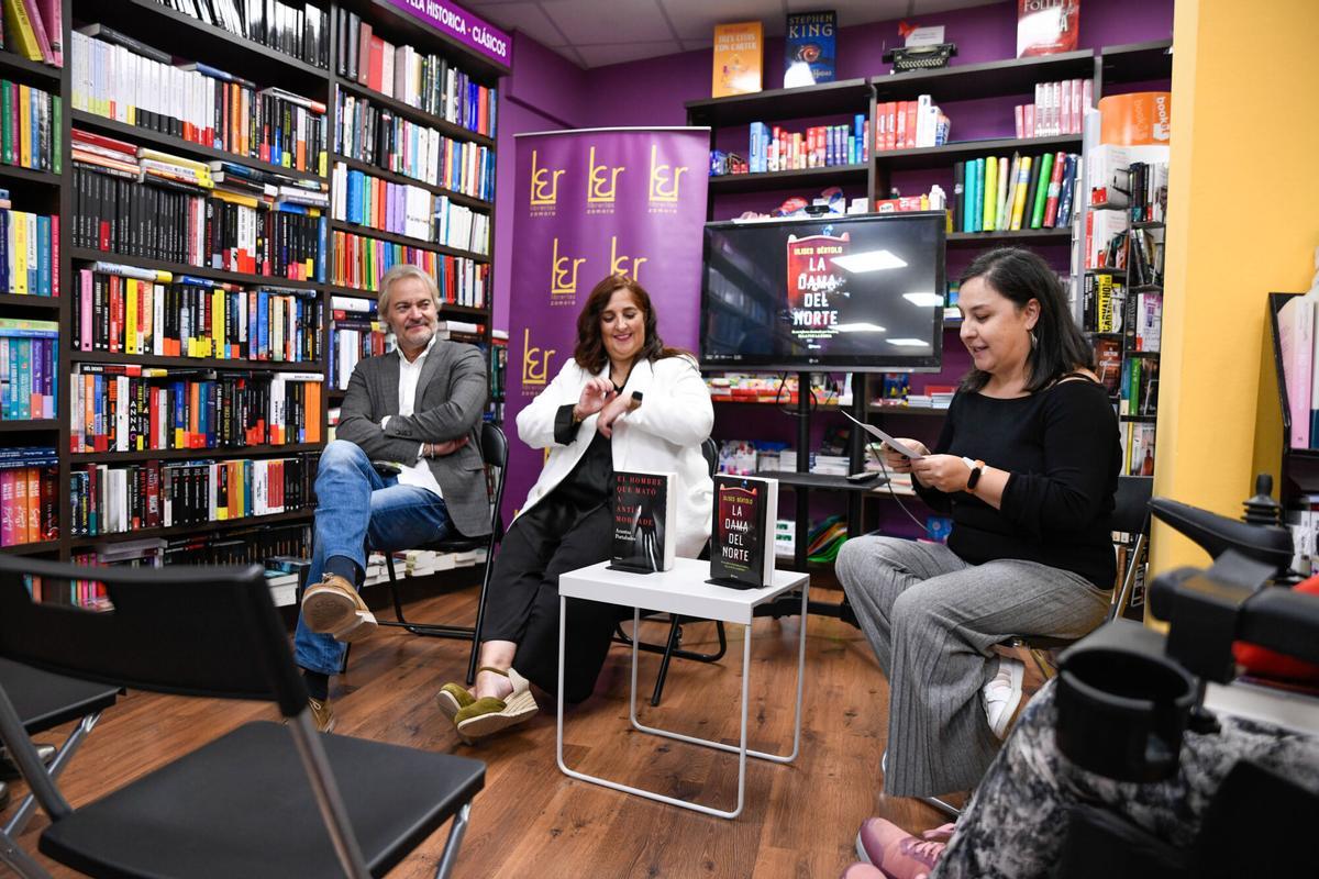 La escritora Arantza Portabales, en el centro, en una anterior visita a Zamora.
