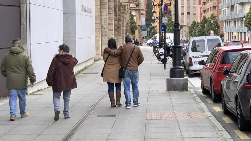 La víctima, abrazada por su padre.