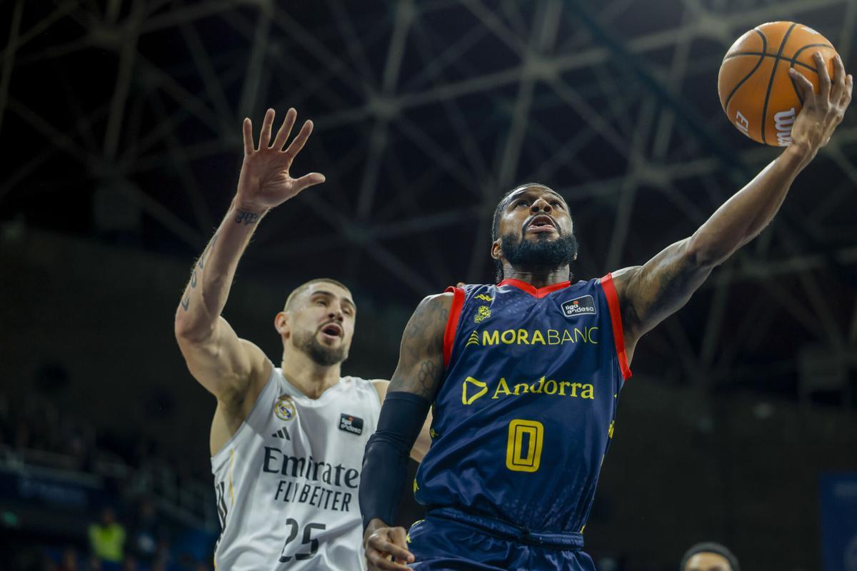 l base estadounidense del MoraBanc Andorra Shannon Evans entra a canasta ante el pívot ucraniano del Real Madrid Alex Len