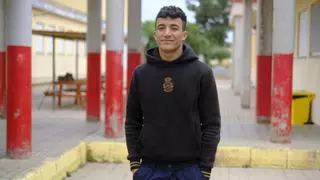 La dura historia de Issmail Rajawi, el marroquí que llegó en cayuco y conquistó el corazón de los docentes del IES Vega de San Mateo