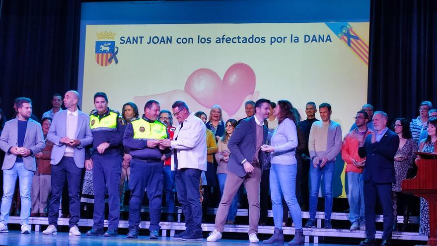 Reconocimiento en Sant Joan a los voluntarios de la Policía Nacional que ayudaron en la dana