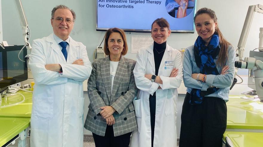 El doctor Francisco Blanco; Patricia Argerey, directora de la Axencia Galega de Innovación (GAIN); la doctora Beatriz Caramés; y Patricia Rey, directora de la Fundación Profesor Novoa Santos, ayer, en el Inibic.