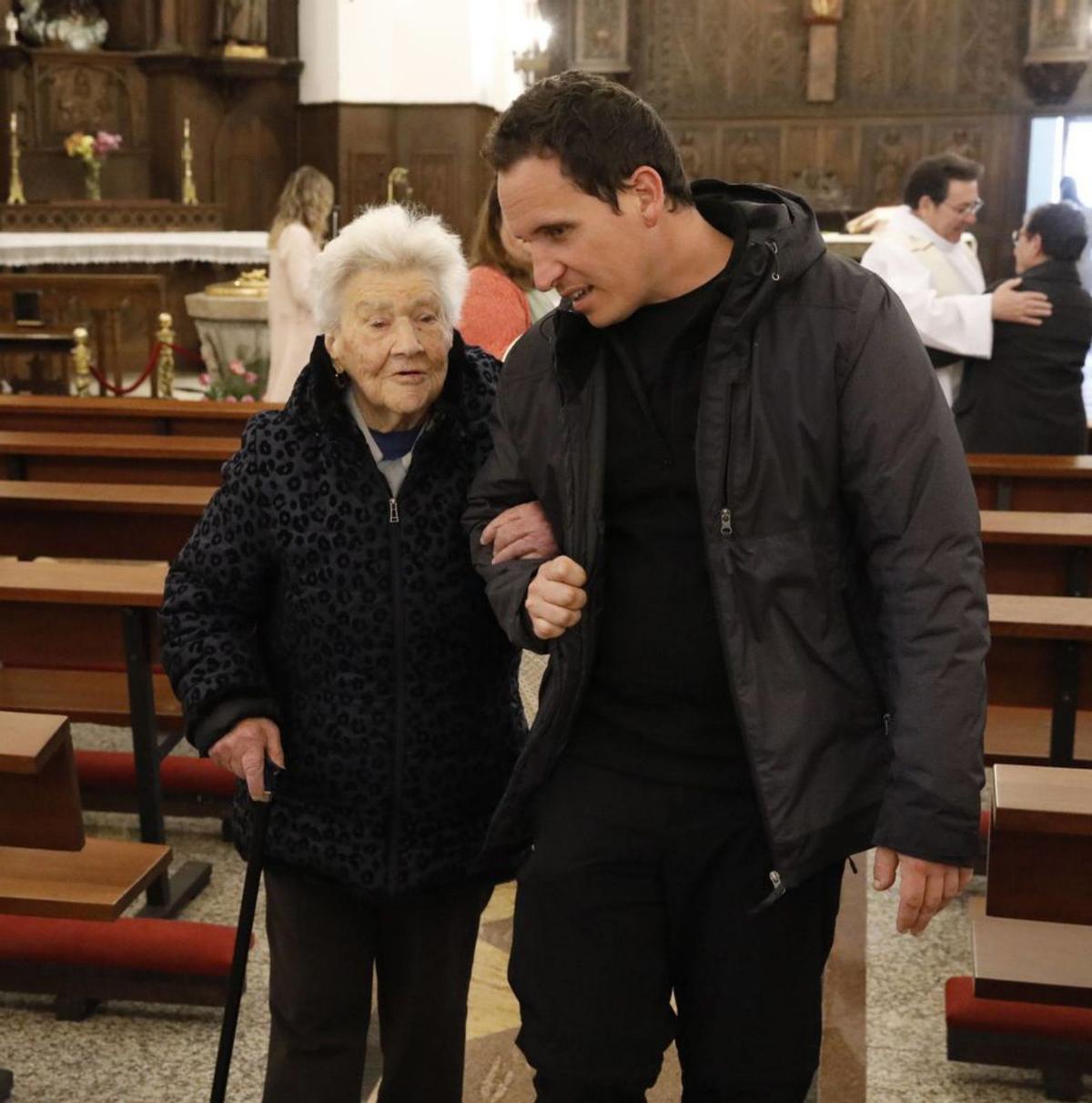 Carlos Nogueiro, junto a su abuela Josefa Llano, ayer, en el templo de Santa Cruz de Jove. | Ángel González