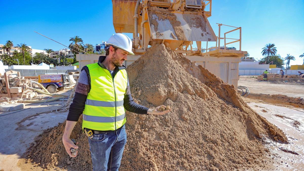 Ramón Sánchez Rives muestra una de las instalaciones de tratamiento de los lodos bentoníticos que se emplean para ayudar a consolidar las paredes de los pilotes de cimentación