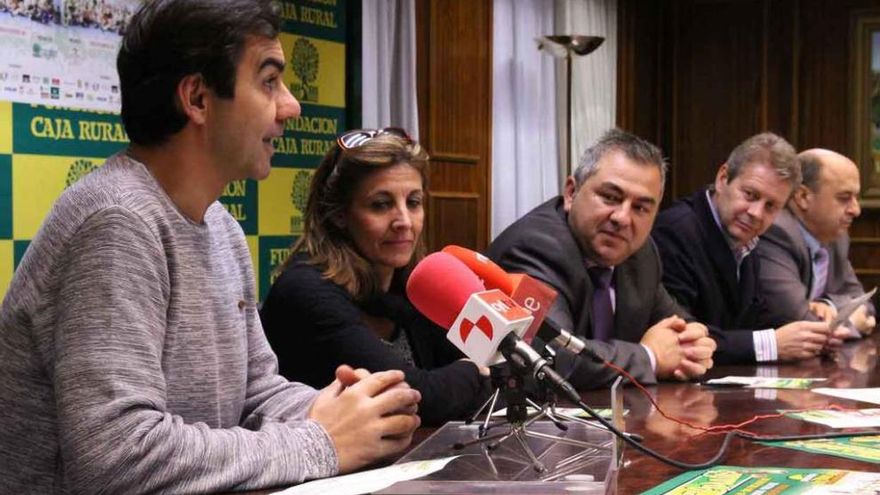 Miembros del Corazón de María, junto al diputado y concejal de Deportes y Feliciano Ferrero, de Caja Rural.