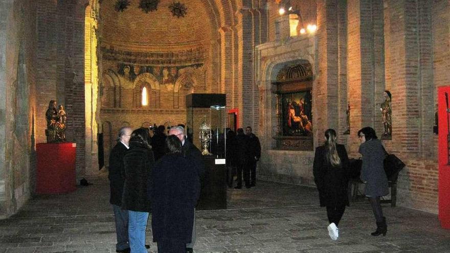 Visitantes admiran las obras expuestas durante este año en la iglesia de San Lorenzo el Real.