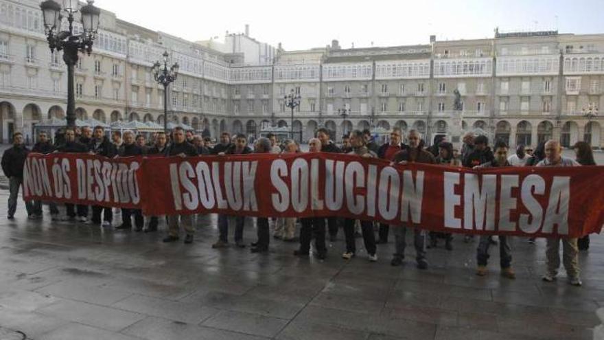 Trabajadores de Emesa, en una concentración en la plaza de María Pita. / la opinión