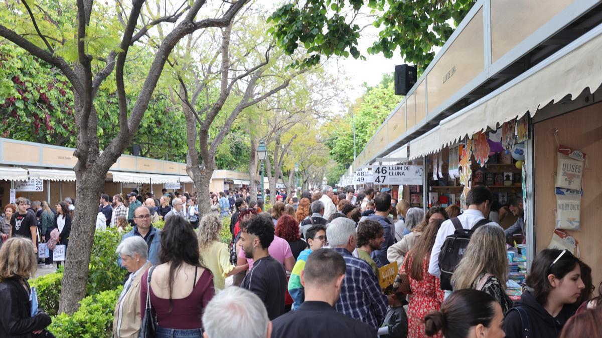 Colas, lluvia ligera y presentaciones simultáneas: la Fira del Llibre mantiene el tirón del domingo