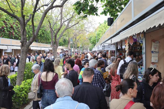 Colas, lluvia ligera y presentaciones simultáneas: la Fira del Llibre mantiene el tirón del domingo