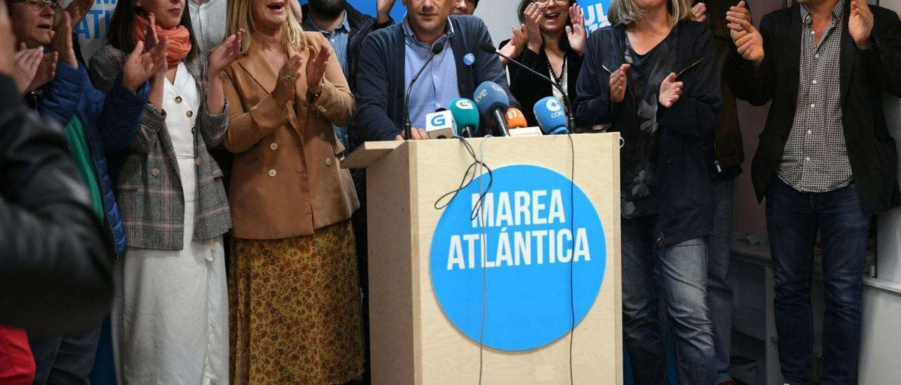 Susana Soneira, a la izquierda de Xulio Ferreiro, aplaudiéndole en un mitin en 2019. |   // CARLOS PARDELLAS