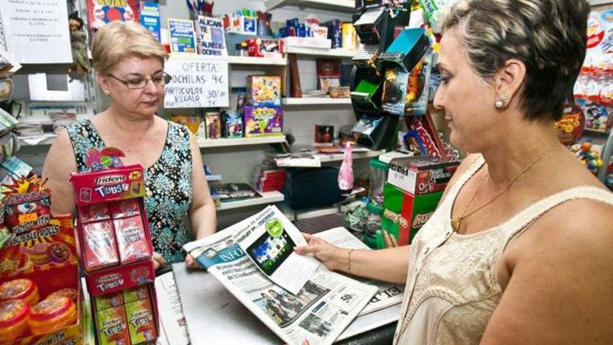 Una lectora recoge la cartilla de la tableta que ayer se repartió junto a INFORMACIÓN.