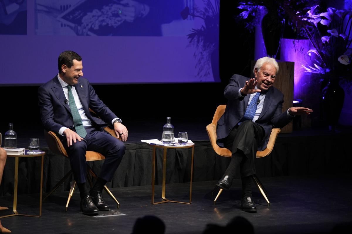 El presidente de la Junta de Andalucía, Juanma Moreno y el expresidente del Gobierno Felipe González durante la conversación con motivo del centenario de la Duquesa de Alba.