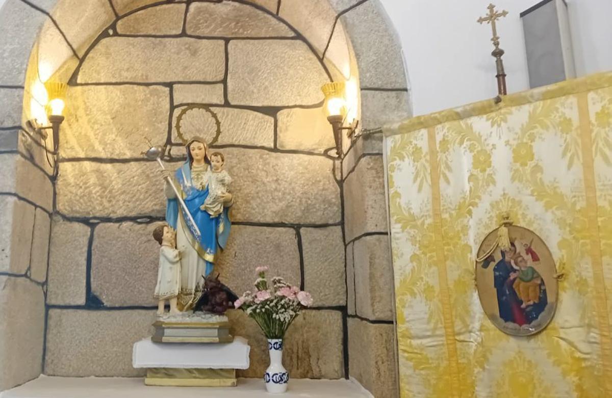 Curiosa imaxe de Santa Ana coa Virxe e o Neno.