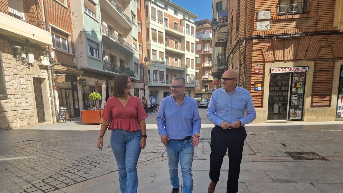 El concejal de Desarrollo Económico, Luis Girón; el representante del Centro Comercial Abierto, Rodolfo Pangua; y la gerente de ACESTeruel, María Parrilla.