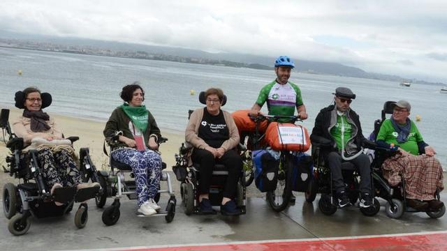 José Manuel Domínguez, con personas enfermas de ELA, el domingo frente la playa de Rodeira.